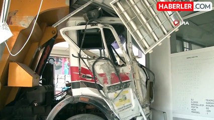 Avcılar'da Freni Boşalan Kamyon, Emlak Dükkanına Girdi