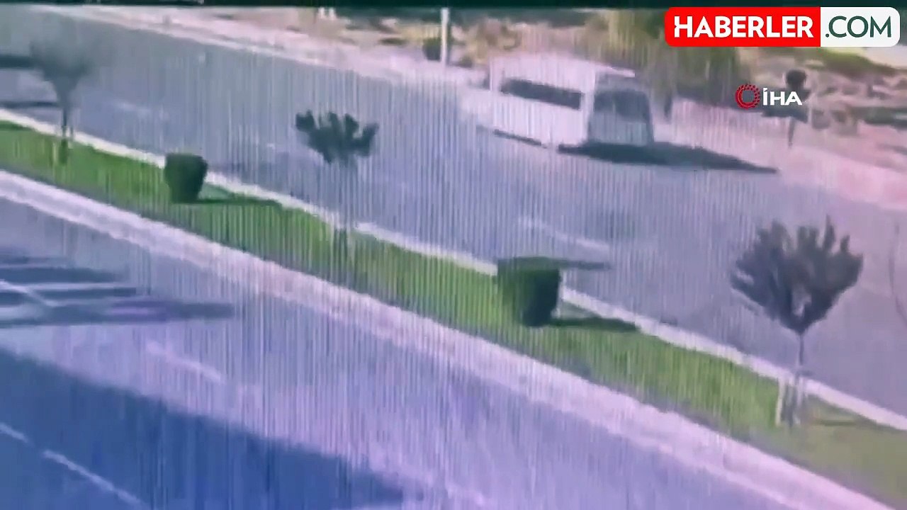 Yolcu indirmenin yasak olduğu yerde durunca 2 kişi minibüsün altında kaldı