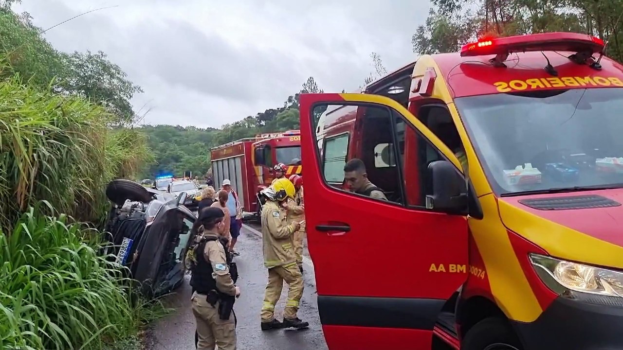 Policial Militar fica ferida em acidente com capotamento na BR-163, em Cascavel