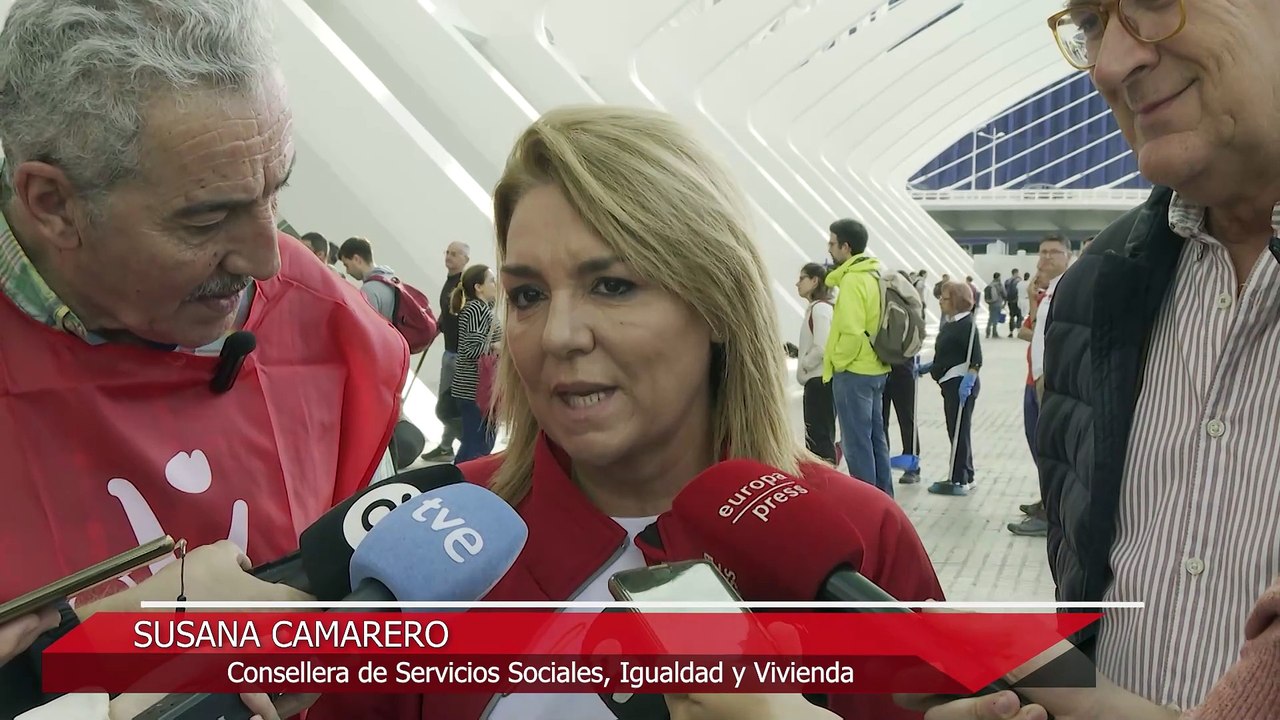 Miles de voluntarios parten de la Ciutat de les Arts a los pueblos más afectados por la DANA