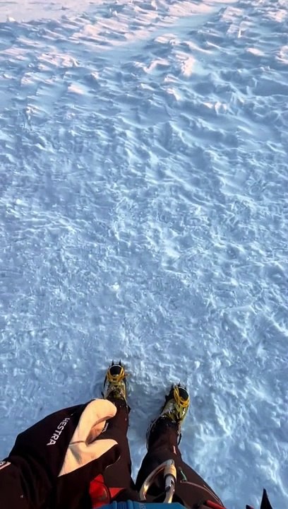  Sommet du Mont Blanc 4810m, levé du soleil ✨   Tous nos bons plans à retrouver en bio ! ❤️‍   Abonne-toi au Petit Mauda pour plus d'inspiration !   ©️ Crédit : @lindien_  #petitmauda #guide #pepite #anepasmanquer #montblanc #chamonix #chamoni