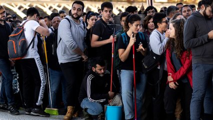 Miles de voluntarios acuden al centro de coordinación para ayudar a los afectados por la dana