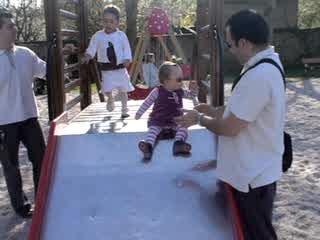 Nyla fait du tobogan !