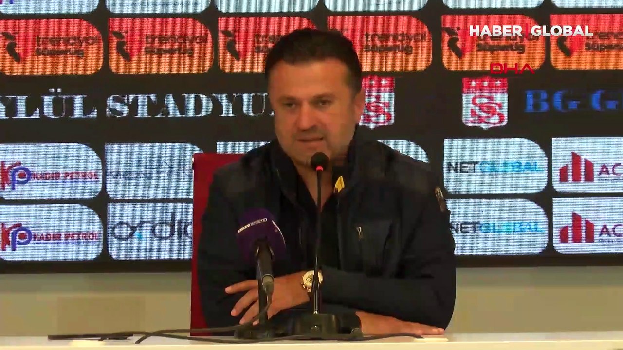 Sivasspor Teknik Direktörü Bülent Uygun, "İstifa etmekten vazgeçtim" dedi, dua okuyup salonu terk etti