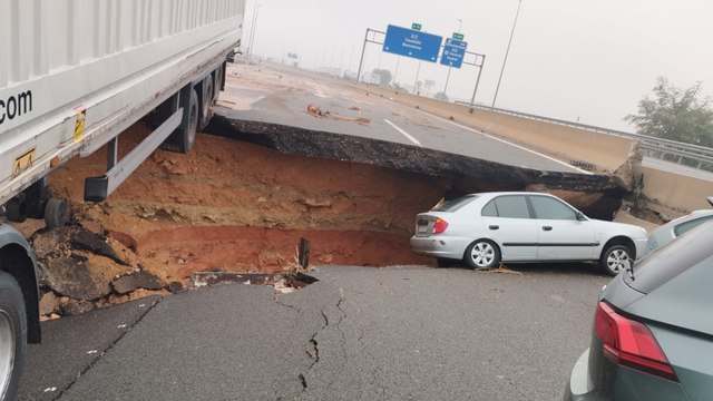 Siguen las labores de reparación de carreteras y vías ferroviarias afectadas por la dana