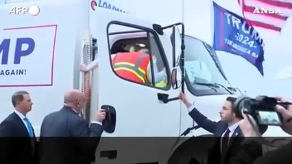 Trump cavalca la gaffe di Biden e sale su un camion della spazzatura