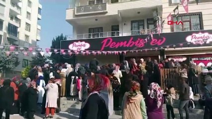 Diyarbakır'da yüzde 70 indirim yapan züccaciye dükkanında izdiham!