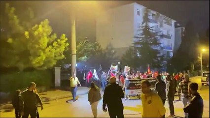 Çocukların darp edildiği tarikat yurdu önünde eylem: Kötülük yuvası tarikatları dağıtacağız