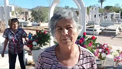 Familias visitan el panteón este Día de Muertos