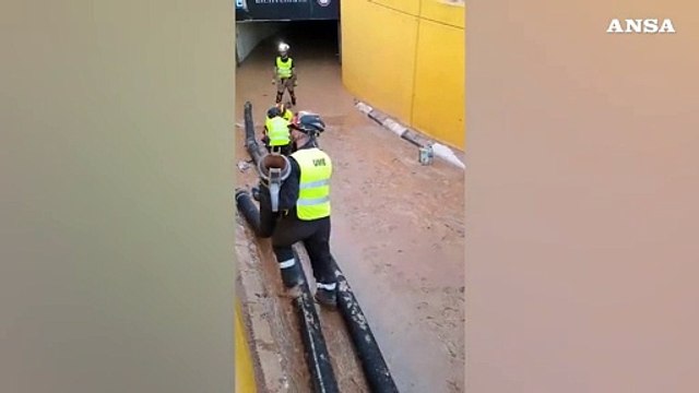 Maltempo Spagna, tragedia nel parking al centro commerciale: E' un cimitero