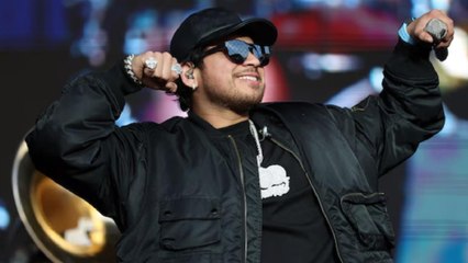 Fuerza Regida condiciona autógrafos a sus fans