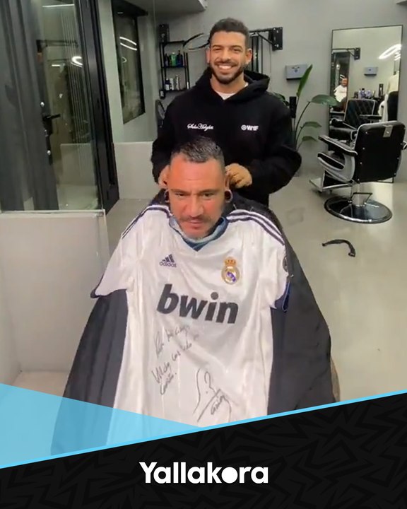 حلاق في برشلونة يجبر زبائنه على ارتداء قميص الغريم ريال مدريد.. شاهد ردود أفعالهم