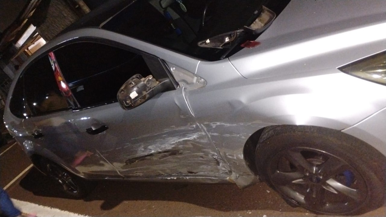 Rapaz de 21 anos fica ferido em acidente na Avenida Rocha Pombo