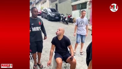 Adriano, leyenda de la Selección de Brasil, irreconocible con unas copas de más y en la calle