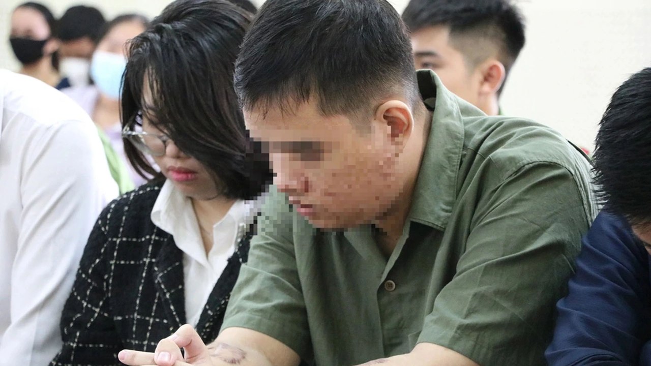 Nam sinh viên tham gia quản lý diễn đàn đồi trụy