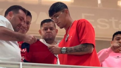 Alan Pulido reparte firmas entre los aficionados en el Chivas vs Pumas; ¿regresa para quedarse?