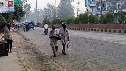 जवान बेटे की रोशनी गई तो पिता बना आंख, संभाल रहा जिंदगी