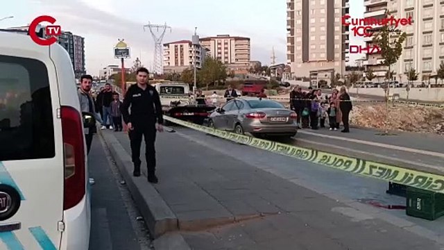 Otomobil kaldırımdaki yayaların arasında daldı 1 ölü