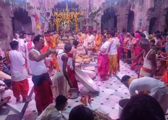 अन्नकूट महोत्सव में उमड़े श्रद्धालु, विभिन्न व्यंजनों का लगाया भोग
