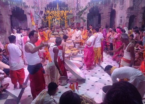 अन्नकूट महोत्सव में उमड़े श्रद्धालु, विभिन्न व्यंजनों का लगाया भोग