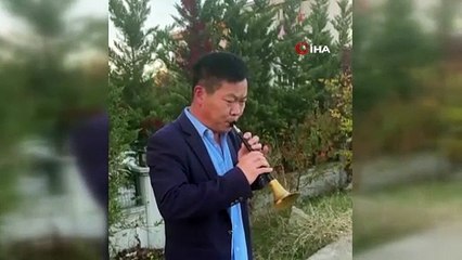 Gizem çözüldü! Bakın Çinli adam niye yol kenarında zurna çalıyormuş
