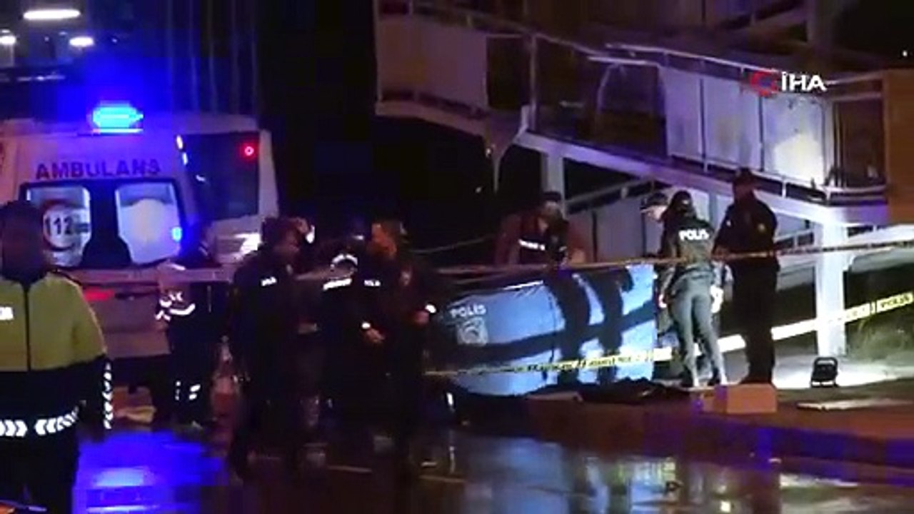 Trafik kazasına müdahale eden polis ekiplerinin arasına İETT otobüsü daldı