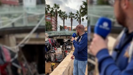 Así sacan los bomberos coches atrapados en el paso a nivel entre Benetússer y Alfafar