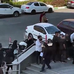 İran'da güvenlik güçlerinin saldırısına uğrayan kadın: Kıyafetlerini çıkararak protesto etti