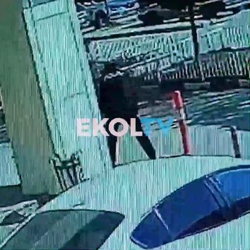 Van Erçiş’te hastane önünde, biri hastane personeli olmak üzere 2 kişinin hayatını kaybettiği silahlı saldırının güvenlik kamerası görüntüleri ortaya çıktı.