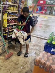 Un niño fregando con una camiseta del Real Madrid