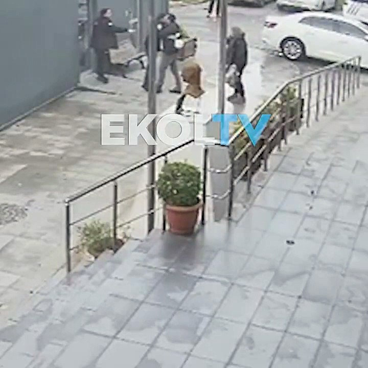 İstanbul Ataşehir'de bir polis memuru, sabah mesaiye geç kaldığı için meslektaşıyla tartıştı.   Sinirlerine hakim olamayan polis memuru, silahını çekerek mesai arkadaşını bacağından vurdu.