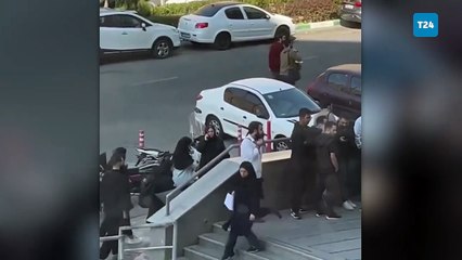 İran’da başörtüsü protestosu: Kadın öğrenci kıyafetlerini çıkararak tepki gösterdi
