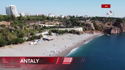 Antalya'da vatandaşlar denize girmeye devam ediyor