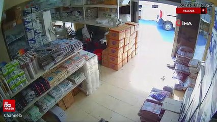 Yalova'da el freni çekilmeyen park halindeki panelvan kara yoluna indi