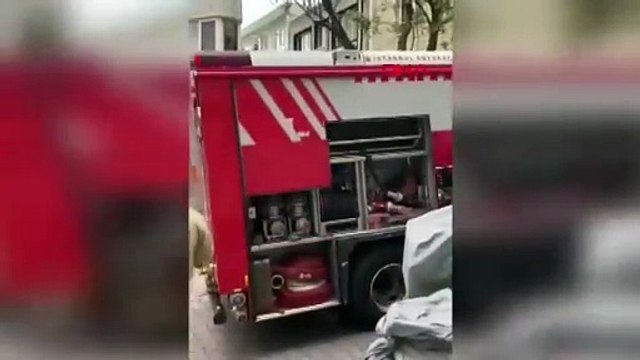 Beşiktaş’ta yangın felaketi! İki katlı ahşap bina alev alev yandı