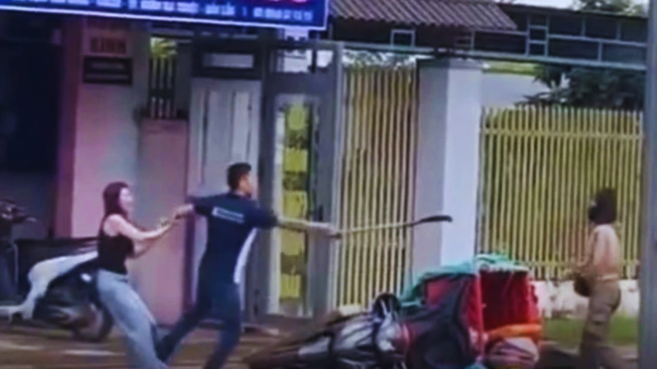 Nam thanh niên cầm rựa đe dọa nữ shipper