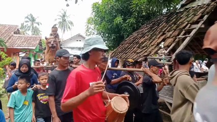 Seru arak-arakan bareng kuda lumping