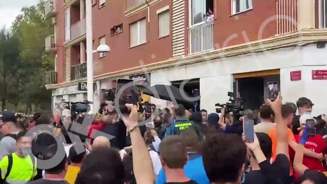 Máxima indignación en Paiporta: los valencianos lanzan barro a la comitiva de Felipe VI y Sánchez