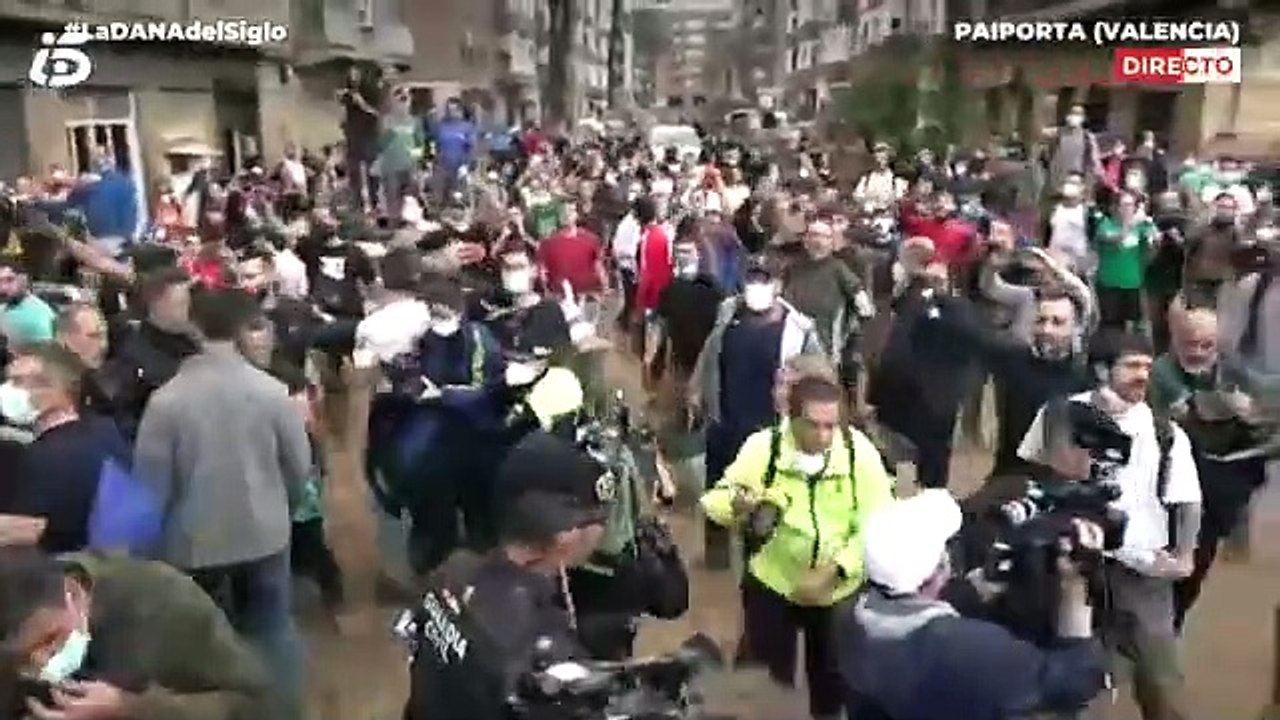 Inondations en Espagne: Vives tensions à Paiporta, près de Valence, lors de la visite du roi Felipe VI visé par des jets de pierres et de boue par les résidents en colère