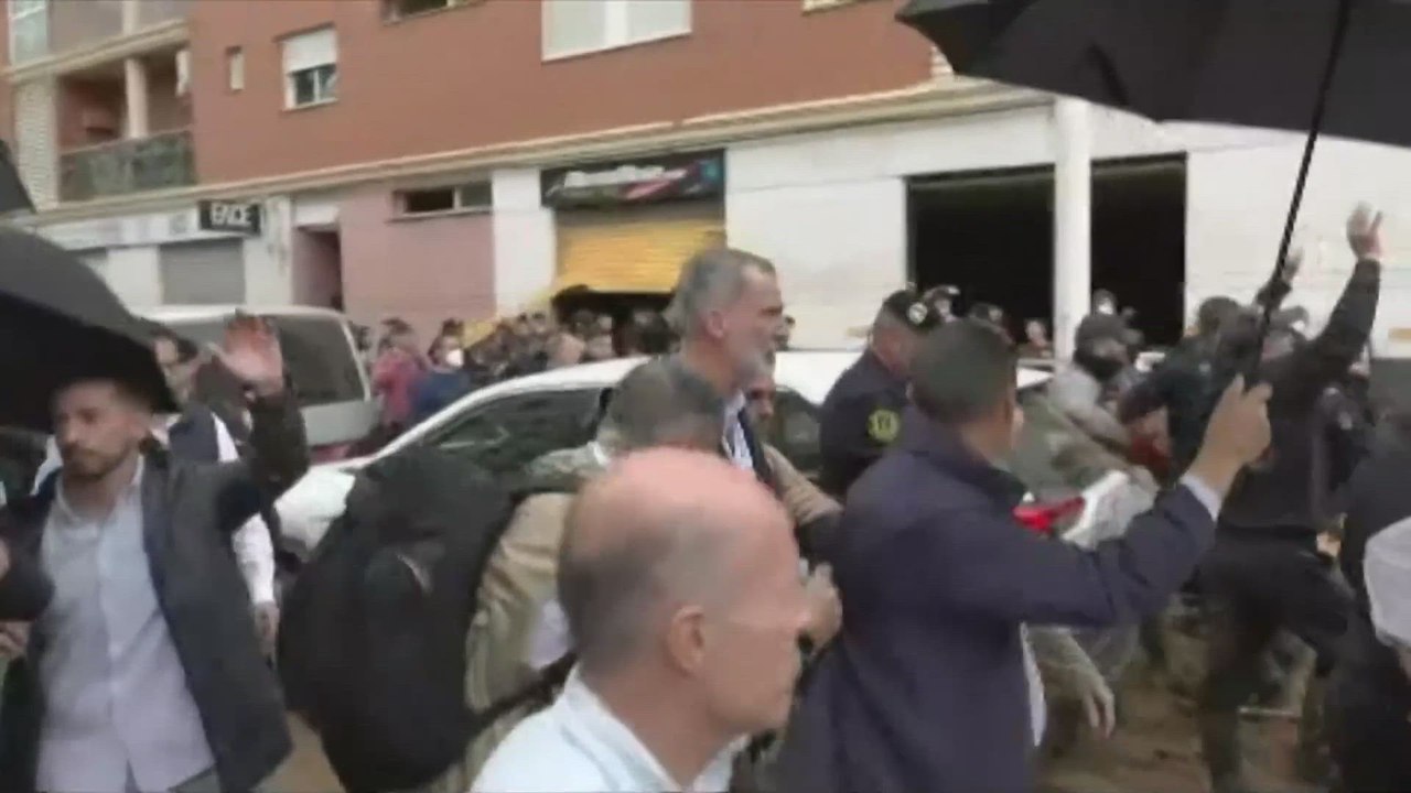 Los vecinos de Paiporta increpan al Rey, Pedro Sánchez y Carlos Mazón