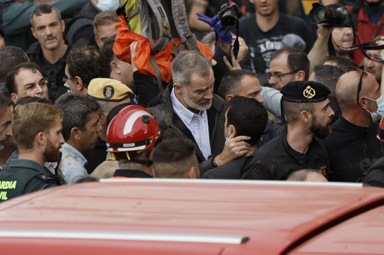 Las imágenes del Rey resistiendo la lluvia de barro y hablando con los valencianos
