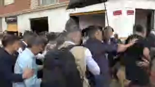 Decenas de personas lanzan barro y objetos al rey e increpan a Sánchez y Mazón durante su visita a Paiporta por la DANA: ¡Asesinos!