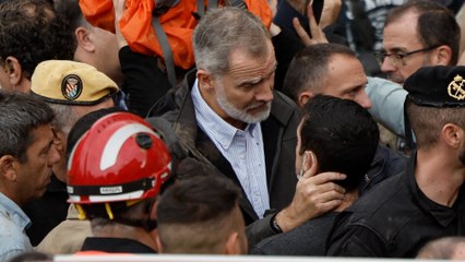 Interrumpida la visita de los Reyes, Mazón y Sánchez a Valencia tras una lluvia de objetos