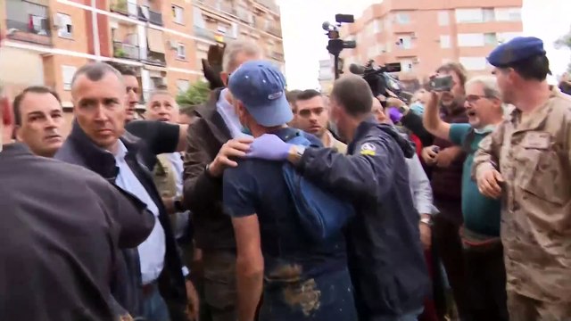 Los Reyes, Sánchez y Mazón, recibidos con gritos y lanzamiento de objetos en su visita Paiporta