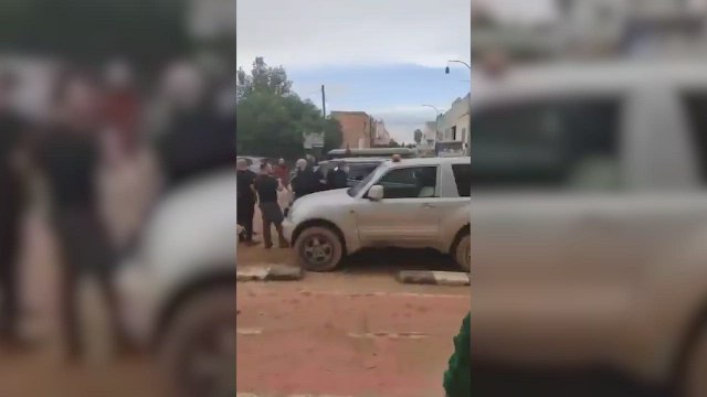 La salida de Pedro Sánchez en Paiporta: los vecinos le tiraron barro entre gritos e insultos