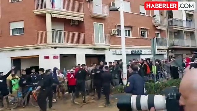 İspanya'da sel felaketi sonrası kral ve kraliçenin yüzüne çamur fırlattılar