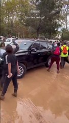 Atacan brutalmente el coche de los escoltas de Sánchez en Paiporta