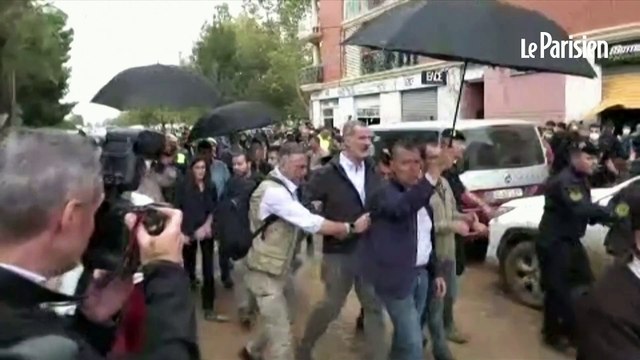 Inondations en Espagne : les images du roi Felipe VI visé par de la boue par des sinistrés