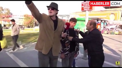 Sokak röportajında gözü dönen muhabir, tekme tokat kavga etti