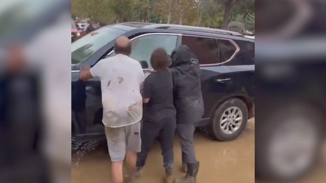 Destrozan el coche oficial de Pedro Sánchez cuando salía de Paiporta: los golpes son tremendos